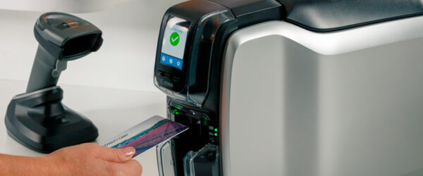 Tarjeta impresa por Zebra ZC350